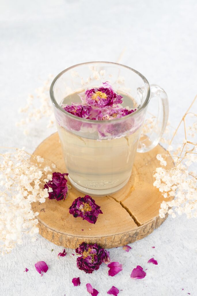 Rose tea pairing with the Cozi Crossword puzzle about Summer romance | Photo by: nicolashendrawan0 from Pixabay